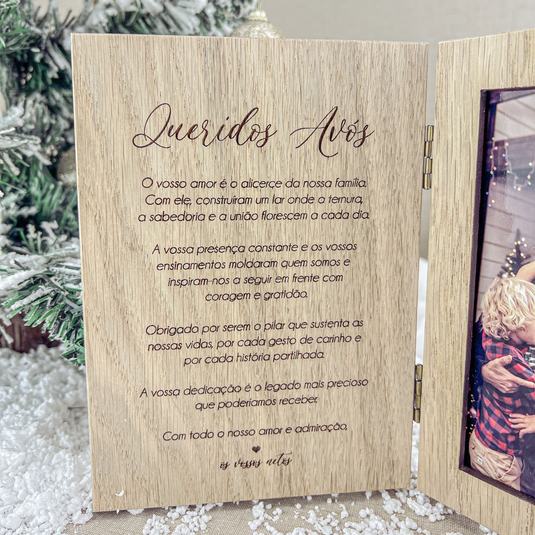 Moldura Livro em Madeira com Árvore e Corações Dourados – Prenda de Natal Personalizada para Avós