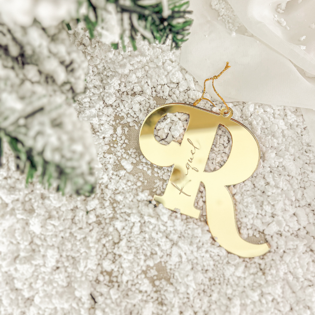 Ornamento Nome em Acrílico Dourado (9x10cm)