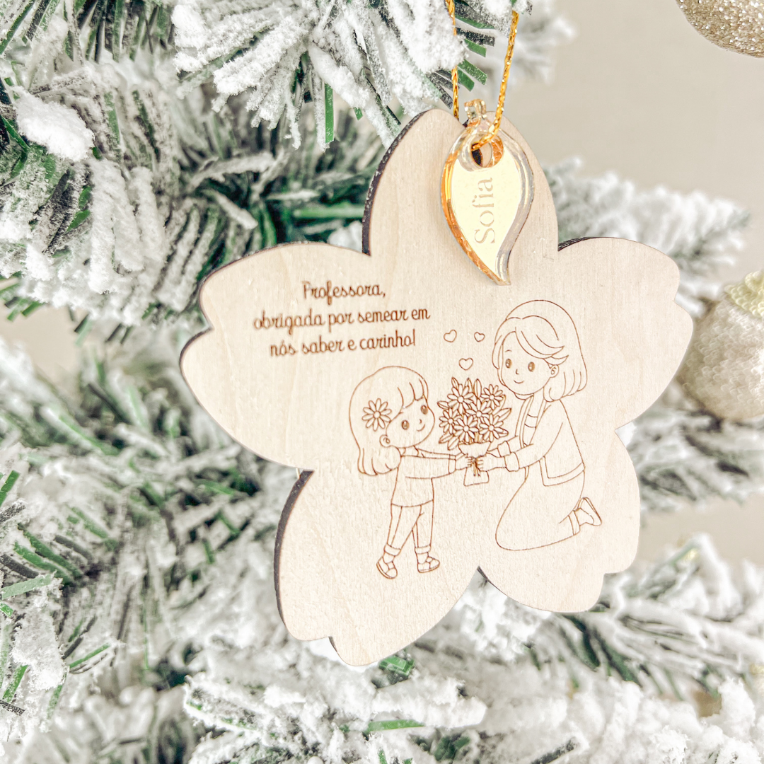 Ornamento Professora/Educadora com Folha Dourada (8,5x8cm)