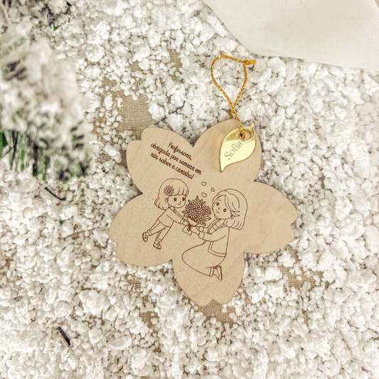 Ornamento Professora/Educadora com Folha Dourada (8,5x8cm)