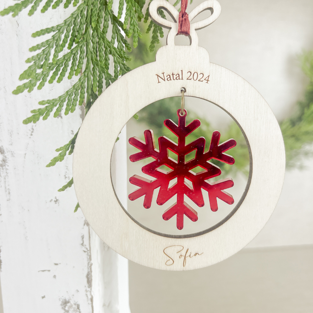 Ornamento Nome – Bétula com Acrílico Vermelho