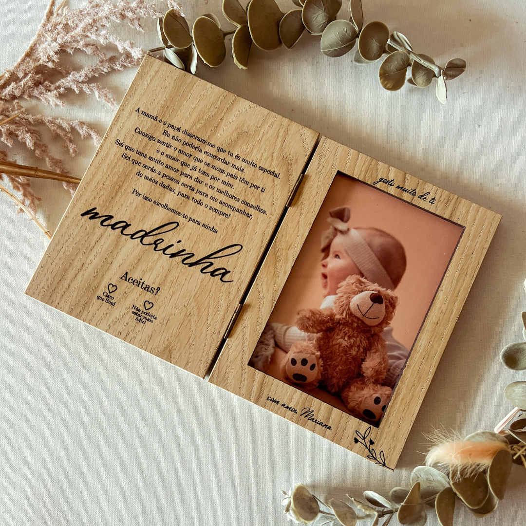 Convite para Madrinha de Batizado em Moldura-Livro com Nome ou Inicial Floral