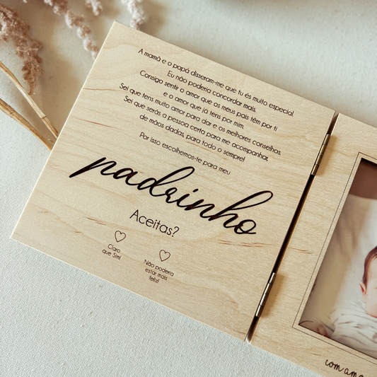 Convite para Padrinho de Batizado em Moldura-Livro Quadrada com Nome e Fotografia