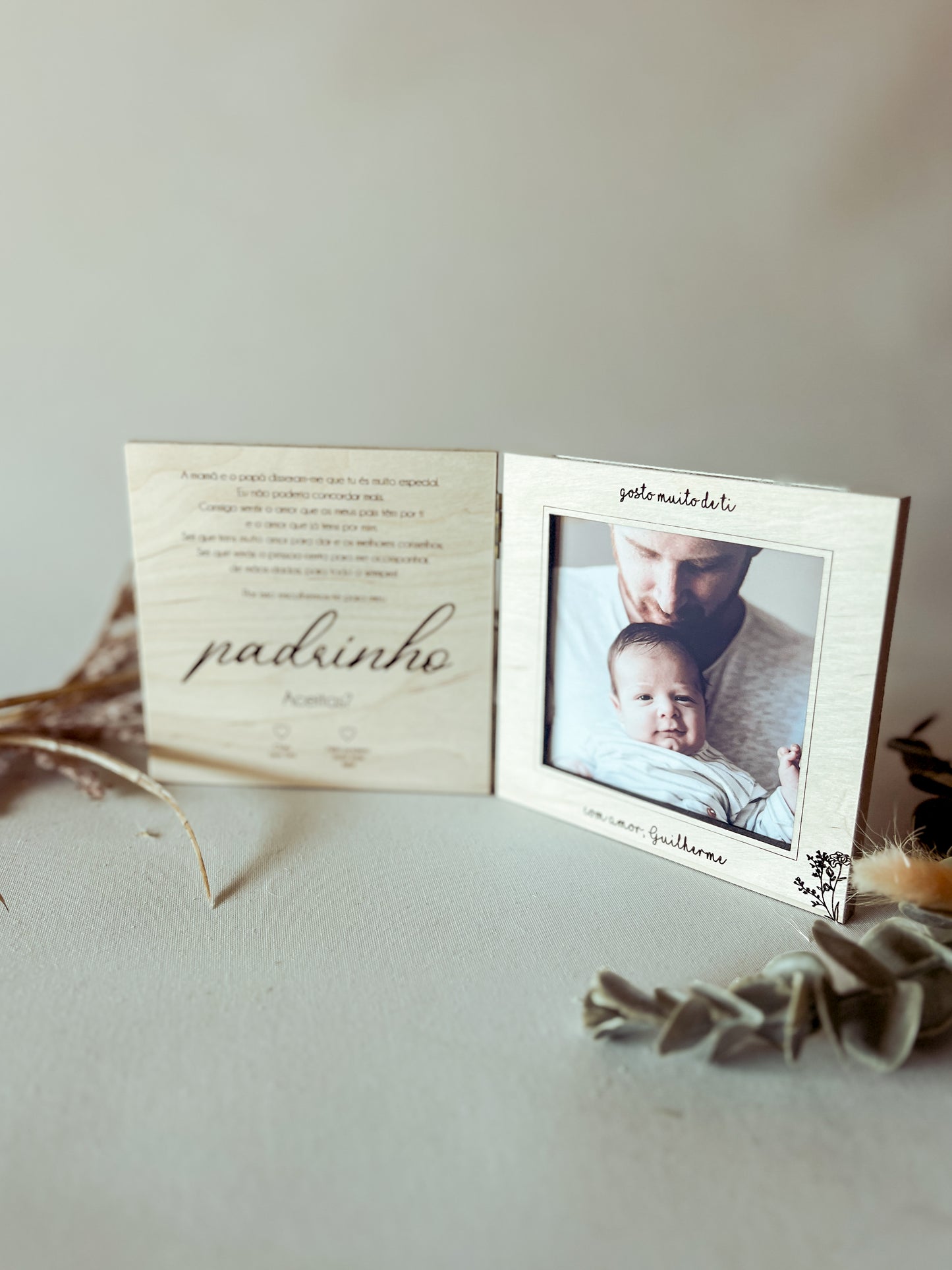 Convite para Padrinho de Batizado em Moldura-Livro Quadrada com Nome e Fotografia