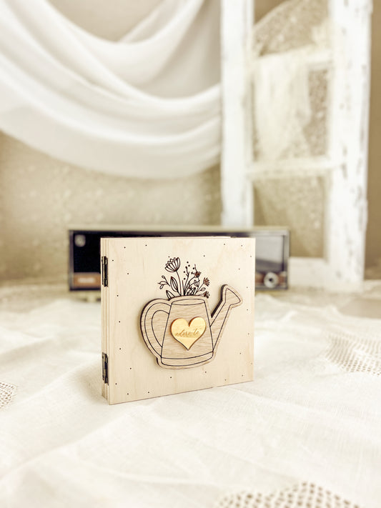 Moldura Livro Quadrada em Madeira para Avó com Regador e Coração