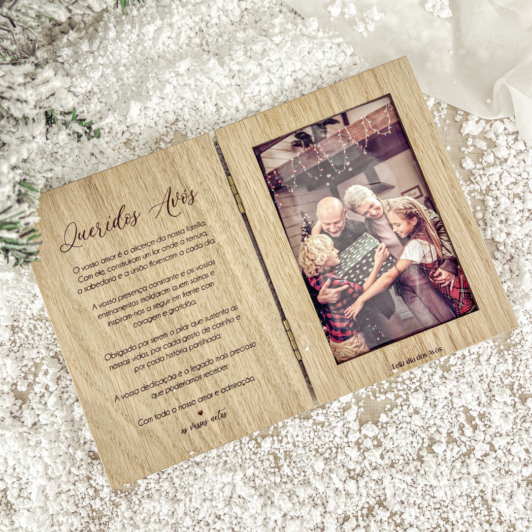 Moldura Livro em Madeira com Árvore e Corações Dourados – Prenda de Natal Personalizada para Avós