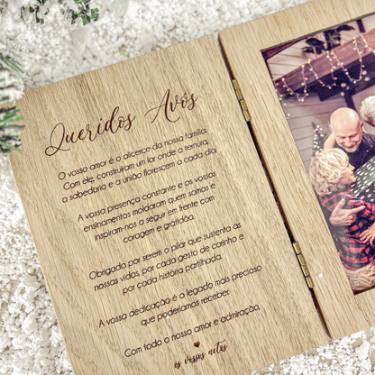 Moldura Livro em Madeira com Árvore e Corações Dourados – Prenda de Natal Personalizada para Avós