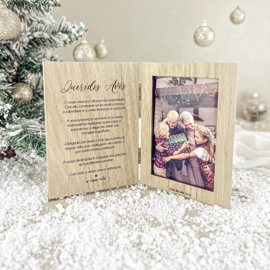 Moldura Livro em Madeira com Árvore e Corações Dourados – Prenda de Natal Personalizada para Avós