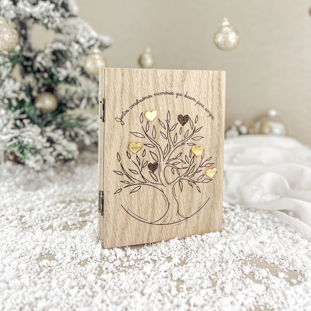 Moldura Livro em Madeira com Árvore e Corações Dourados – Prenda de Natal Personalizada para Avós