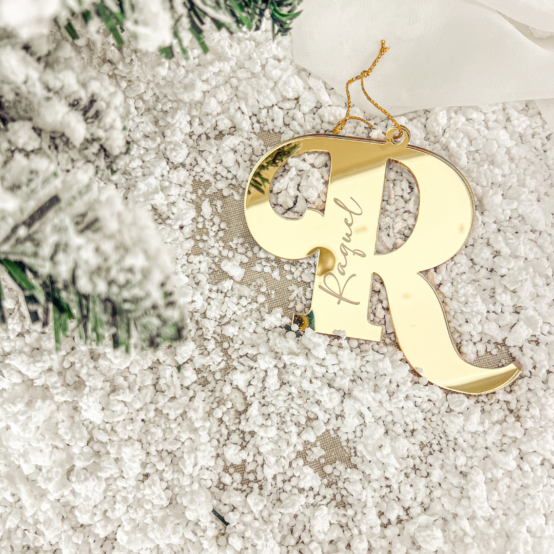 Ornamento Nome em Acrílico Dourado (9x10cm)