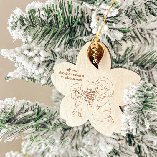 Ornamento Professora/Educadora com Folha Dourada (8,5x8cm)