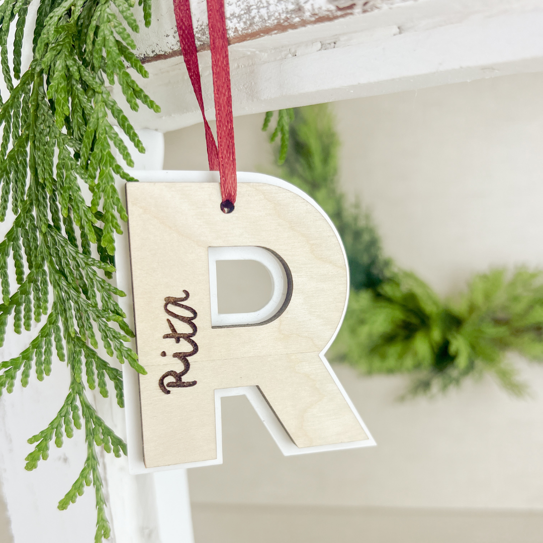 Ornamento Personalizado em Bétula e Acrílico Branco – Nome