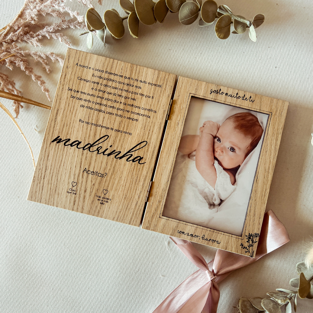 Convite para Madrinha de Batizado em Moldura-Livro com Nome ou Inicial Floral