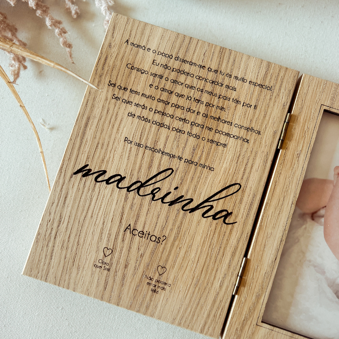 Convite para Madrinha de Batizado em Moldura-Livro com Nome ou Inicial Floral