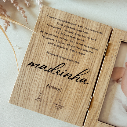 Convite para Madrinha de Batizado em Moldura-Livro com Nome ou Inicial Floral