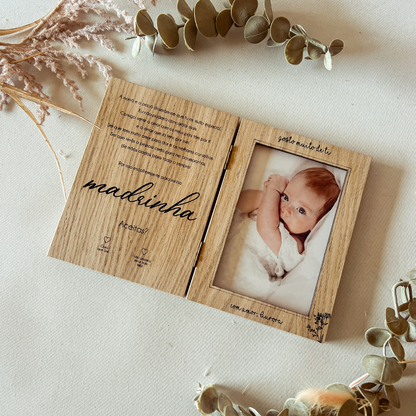 Convite para Madrinha de Batizado em Moldura-Livro com Nome ou Inicial Floral