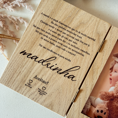 Convite para Madrinha de Batizado em Moldura-Livro com Nome ou Inicial Floral