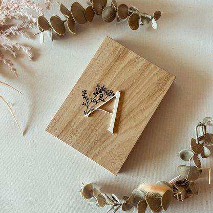 Convite para Madrinha de Batizado em Moldura-Livro com Nome ou Inicial Floral