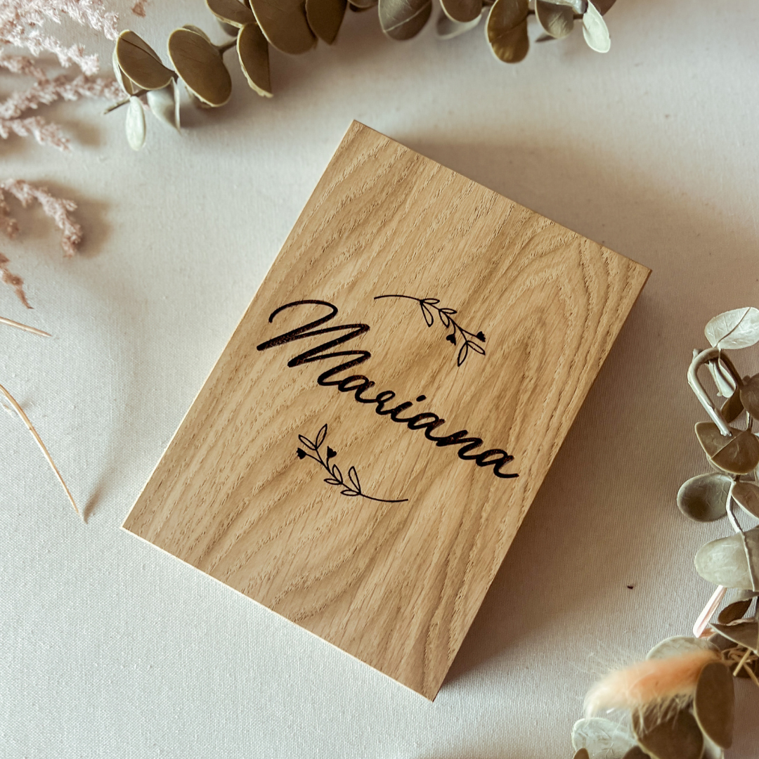 Convite para Madrinha de Batizado em Moldura-Livro com Nome ou Inicial Floral