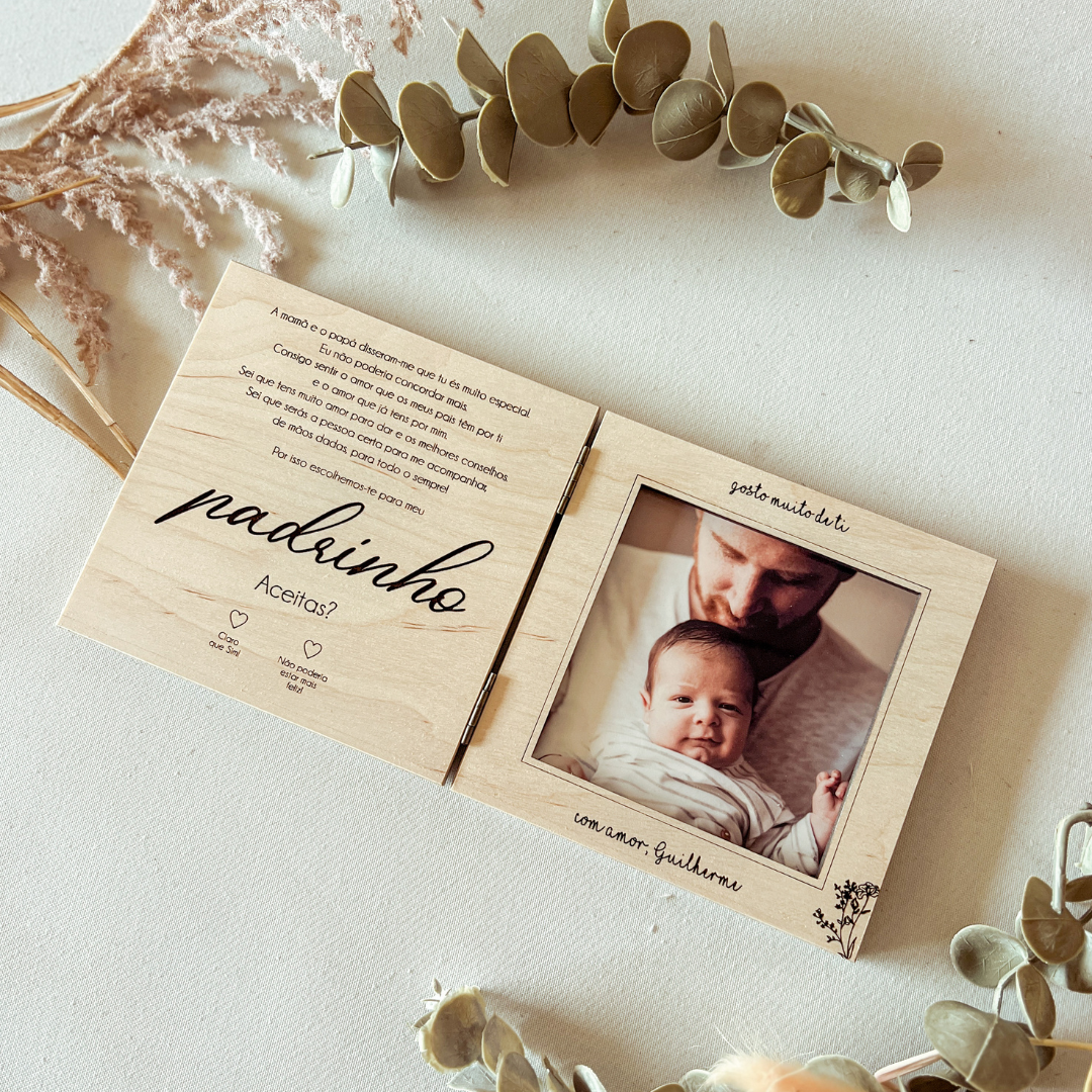 Convite para Padrinho de Batizado em Moldura-Livro Quadrada com Nome e Fotografia
